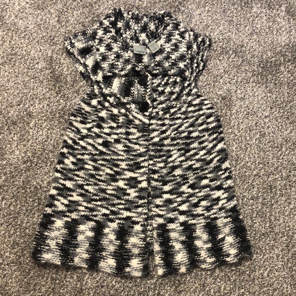Daytrip sweater vest with 2 buttons. Black and white size small - Picture 4 of 6